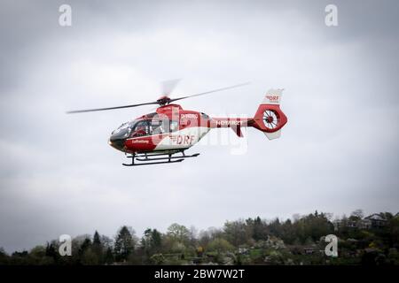 Rettungshubschrauber der DRF Luftrettung 'Christoph 41' mit der Kennung D-HDRQ auf einem Feld zur Unterstützung bei einem Verkehrsunfall Foto de stock