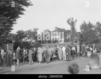 Alfred Stanley Bacon fue asesinado inmediatamente cuando el avión que volaba se estrelló en el cementerio Bromley Hill cerca de Catford, Londres. El avión estaba a bordo de un Broughton - Blayney Brawney ' G-AERF ', en un vuelo de Hanworth al aeropuerto de Ramsgate. Una multitud se reúne para ver los restos de naufragios. 6 de junio de 1937 Foto de stock