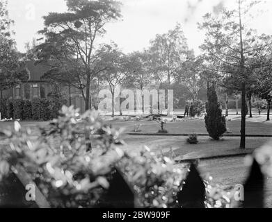 Alfred Stanley Bacon fue asesinado inmediatamente cuando el avión que volaba se estrelló en el cementerio Bromley Hill cerca de Catford, Londres. El avión estaba a bordo de un Broughton - Blayney Brawney ' G-AERF ', en un vuelo de Hanworth al aeropuerto de Ramsgate. La foto muestra el sitio del accidente. 6 de junio de 1937 Foto de stock
