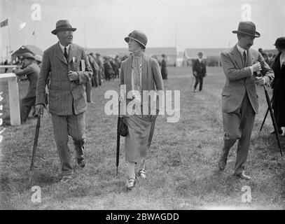 El Royal Agricultural Show en Leicester. Sir Charles Willoughby , Lady Hastings y Lord Hastings . 1924 Foto de stock