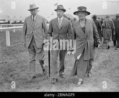 El Royal Agricultural Show en Leicester. El Honorable Lancelot Lowther , el Sr. Anthony Lowther y la Sra. Kesteven . 1924 Foto de stock