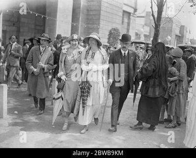 El Rey y la Reina de Dinamarca visitan Wembley para la exposición del Imperio Británico. Una feliz foto de HM con su señora - en espera . 24 de junio de 1924 Foto de stock