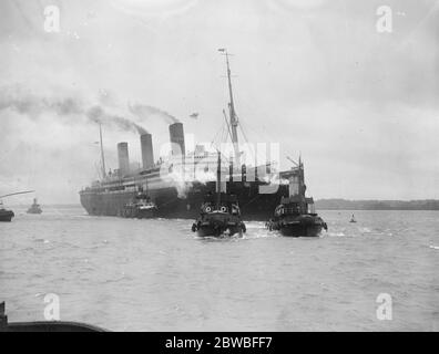 El Imperator de las SS llega a Southampton el 23 de diciembre de 1919 Foto de stock