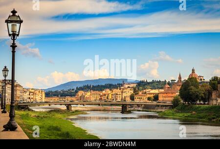 Vista panorámica de la ciudad de Florencia, Italia desde el terraplén del río Arno. Foto de stock