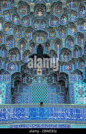 Detalle de los muqarnas en el Iwan de la mezquita Imam, Isfahán, Irán Foto de stock