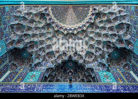 Detalle de los muqarnas en el Iwan de la mezquita Imam, Isfahán, Irán Foto de stock