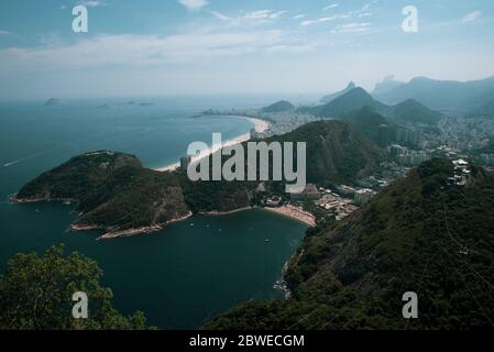 Vista del Pan de azúcar en Botafogo, una montaña, y un paisaje de Río de Janeiro desde un teleférico, Brasil.