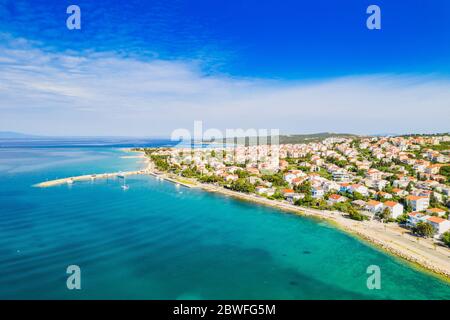 Croacia, hermosa ciudad adriática de Novalja en la isla de Pag, vista aérea desde el drone Foto de stock
