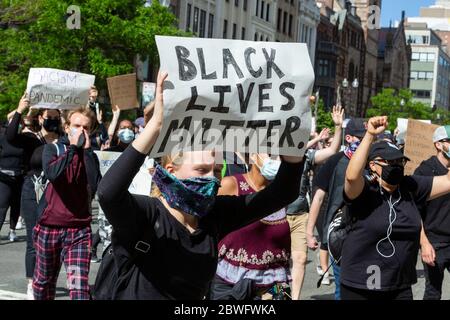 31 de mayo de 2020. Boston, Massachusetts. Cientos de manifestantes marcharon por las calles de Boston el domingo por la tarde, añadiendo sus voces a la indignación que había en todo el país