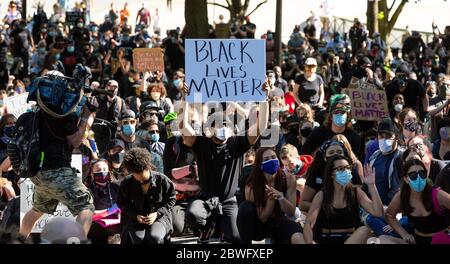 31 de mayo de 2020. Boston, Massachusetts. Cientos de manifestantes marcharon por las calles de Boston el domingo por la tarde, añadiendo sus voces a la indignación que había en todo el país