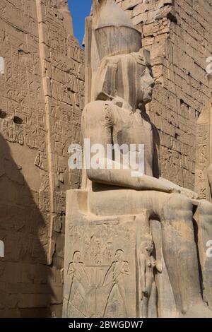 Coloso de Ramsés II frente a Pilón, Templo de Luxor, Patrimonio de la Humanidad de la UNESCO, Luxor, Egipto Foto de stock