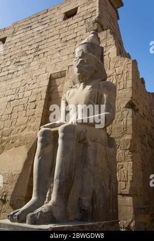Coloso de Ramsés II frente a Pilón, Templo de Luxor, Patrimonio de la Humanidad de la UNESCO, Luxor, Egipto Foto de stock