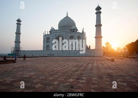 El sol se levanta detrás del Taj Mahal, con un hermoso cielo claro