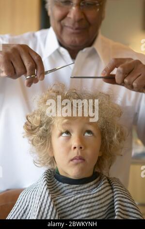 Dos pequeños hijos varones jóvenes nativos indios niños bañándose