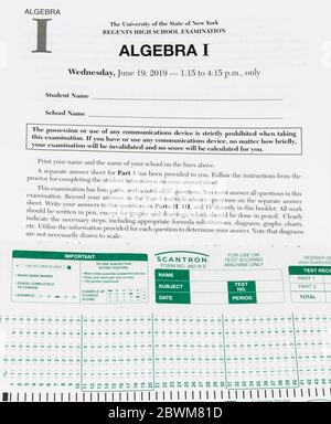 Babylon, New York, USA - 11 de abril de 2020: Examen de Regentes de la Escuela Secundaria New York State Algebra I con un escantron para los resultados.