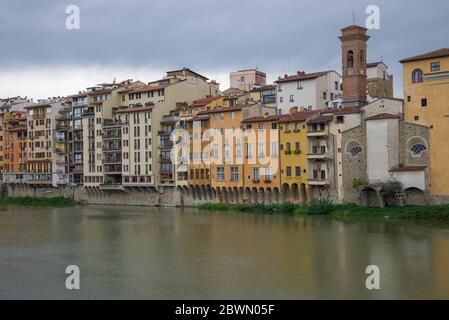 El dique del río Arno en Florencia en un día nublado de septiembre. Italia Foto de stock