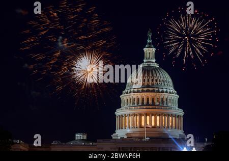Fuegos artificiales celebratorios del 4 de julio día de la Independencia edificio del Capitolio de los Estados Unidos en Washington DC, al fondo