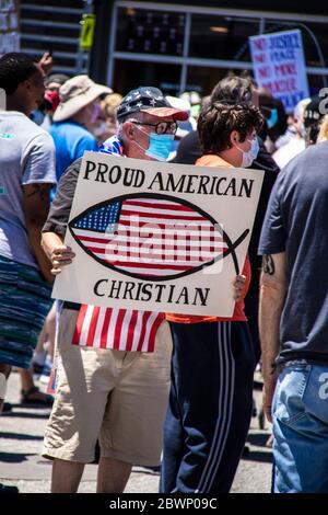 05-30-2020 Tulsa USA - hombre mayor en estrellas y rayas sombrero con máscara de Covid mantener arriba signo de lectura orgulloso cristiano americano en multitud de manifestantes BLM ingenio