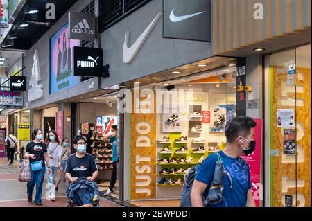 Marcas multinacionales de ropa deportiva Adidas y logotipos Nike vistos en una tienda Hong Kong Fotografía de stock - Alamy