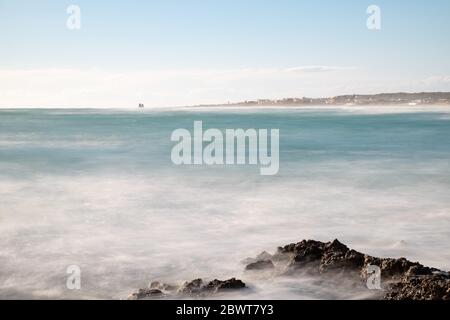 Tormenta Jonio Mar, vista de la costa de Salentino en un día de fuerte viento de jarabe. Foto de stock