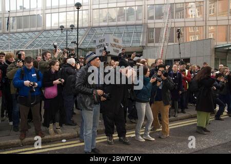 Fotógrafos demostrar fuera de New Scotland Yard en Londres sobre nueva legislación antiterrorista Foto de stock