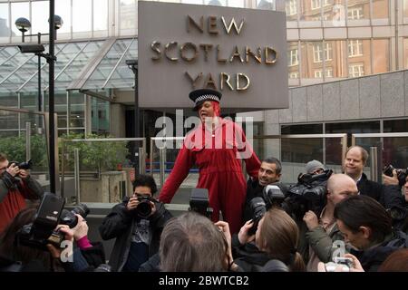 Fotógrafos demostrar fuera de New Scotland Yard en Londres sobre nueva legislación antiterrorista Foto de stock