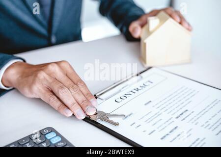 La gente de negocios la firma de contrato que hace un trato con el agente inmobiliario concepto para consultor y seguros de hogar concepto
