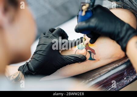 Tatuaje femenino en el brazo de una mujer Foto de stock