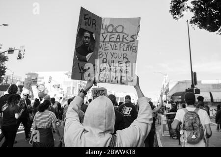 Oakland, CA. 2 de junio de 2020. Manifestantes marchan a Oakland, California el 2 de junio de 2020 después de la muerte de George Floyd. Crédito: Chris Tuite/Image Space/Media Punch/Alamy Live News Foto de stock