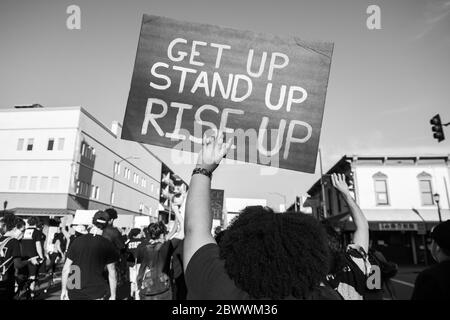 Oakland, CA. 2 de junio de 2020. Manifestantes marchan a Oakland, California el 2 de junio de 2020 después de la muerte de George Floyd. Crédito: Chris Tuite/Image Space/Media Punch/Alamy Live News Foto de stock