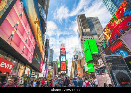 Ciudad de Nueva York/Estados Unidos - 24 de mayo de 2019 Times Square, una de las atracciones turísticas más visitadas del mundo. Calle abarrotada, iluminada por carteles y anuncios