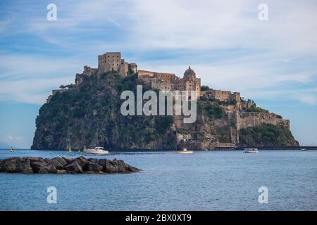 Vista del Castillo Aragonés desde la costa. El castillo aragonés fue construido en el año 474 a.C. y se encuentra en la isla de Ischia, Italia, frente a la costa de Nápoles Foto de stock