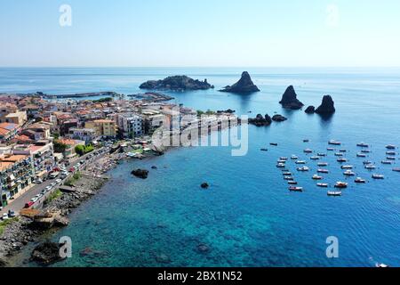 Acitrezza mar en una vista panorámica sobre el acantilado Faraglioni Foto de stock