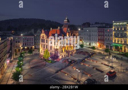 Nowa Ruda, Polonia. Vista aérea del Ayuntamiento y la Plaza del mercado (Rynek) al atardecer Foto de stock