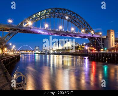 El puente Tyne, el centro de River Tyne & Sage por la noche, Newcastle upon Tyne, Tyne & Wear, Inglaterra, Reino Unido Foto de stock