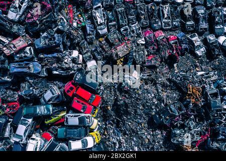 Vista aérea de la sala de recortes. Coches oxidados viejos corroídos en el coche. Industria de reciclaje de coches de arriba.