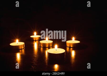 Velas románticas sobre fondo oscuro Fotografía de stock - Alamy