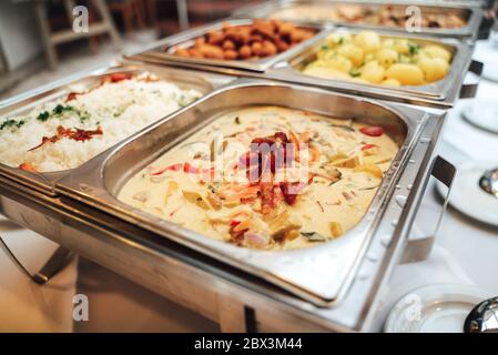 Mesa buffet de autoservicio de acero inoxidable con varias comidas,  guarniciones y verduras. Concepto de celebración, fiesta, cumpleaños o boda  Fotografía de stock - Alamy