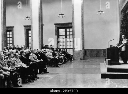 Vista del 'Ehrenhalle' en la inauguración de una exposición en el Haus der Deutschen Kunst (hoy: Haus der Kunst) durante un discurso de Joseph Goebbels. En la primera fila están: Max aman, Karl Fiehler, Ritter von EPP, Herr von Finck, Paul Giesler, Franz Xaver Schwarz y Gerdy Troost.