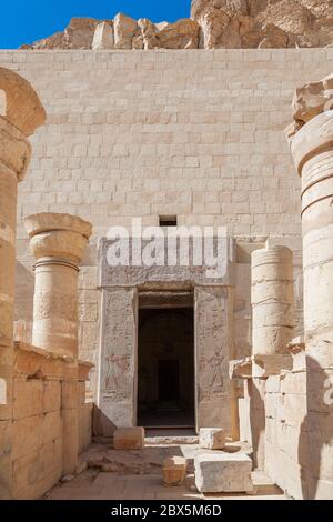 Entrada lateral al Templo de Hatshepsut también conocido como el Djeser-Djeseru, Alto Egipto Foto de stock