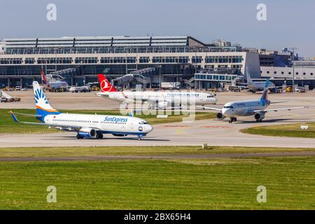 Stuttgart, Alemania - 15 de septiembre de 2019: Aviones en el aeropuerto de Stuttgart STR en Alemania. Foto de stock