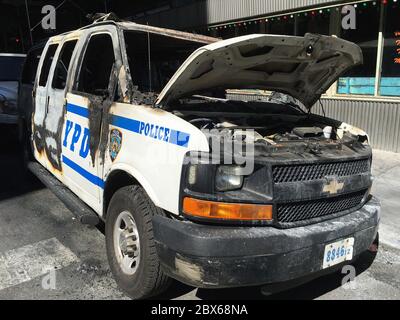 Quemó el vehículo de NYPD durante la protesta, University Place y 12th Street, Nueva York, Nueva York, EE.UU., mayo de 2020