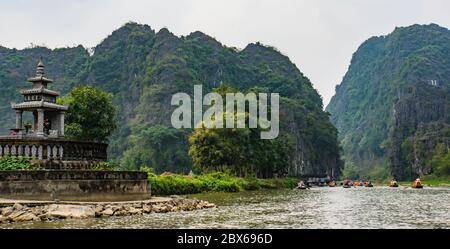Viaje turístico a lo largo del río Tam Coc entre las montañas de piedra caliza en la zona de Ninh Binh, Vietnam