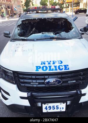 Quemó el vehículo de NYPD con Graffiti durante la protesta, University Place y 12th Street, Nueva York, Nueva York, EE.UU., mayo de 2020