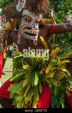 Danza de bienvenida melanesia realizada por el pueblo malagueño de Nueva Irlanda, Papúa Nueva Guinea Foto de stock