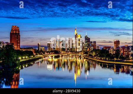 Hermosa vista de Frankfurt am Main centro de la ciudad horizonte, puente con luces durante el crepúsculo azul hora puesta de sol, noche, noche. Finanzas europeas