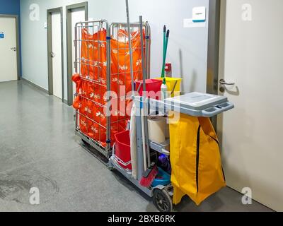 Equipos de limpieza profesional carro de herramientas dentro del pasillo  moderno Fotografía de stock - Alamy