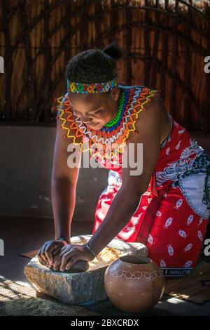 La experiencia cultural de la aldea de Zulu Foto de stock