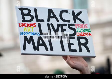 Protestor sosteniendo la campaña / cartel de apoyo / signo, en la manifestación de protesta de la cuestión de las vidas negras de Londres en la Plaza del Parlamento.