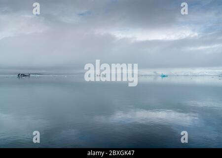 Cubitos de hielo y gársena de hielo en el lago Jokulsarlon, al sureste de Islandia Foto de stock